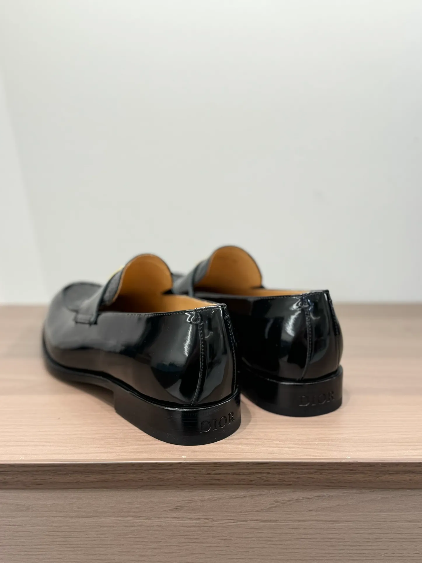 [Dior Dior] Top P: 960💰 Standard code 39-44 (38.45.46 custom-made, non-refundable and non-exchangeable) Dior Dior's latest high-end men's boutique casual leather shoes, the upper is carefully made of black cowhide/open-edge beaded leather/high-mercerized frosted cowhide, the classic silhouette shows elegance, and the upper strap is matched with a metal-coated CD Icon decorative buckle to enhance the style. Comfortable and lightweight, the Italian leather sole features anti-slip rubber inserts. The Blake structured leather sole with anti-slip details showcases Dio*'s exceptional craftsmanship. Elegant and refined, it can be matched with all kinds of suits.